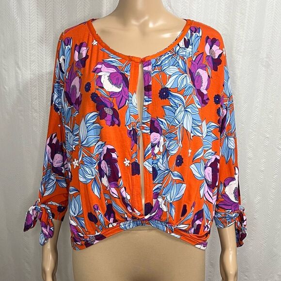 Free People Keepin' On Tee in Red Floral Size XS Boho Festival Keyhole - Picture 2 of 9